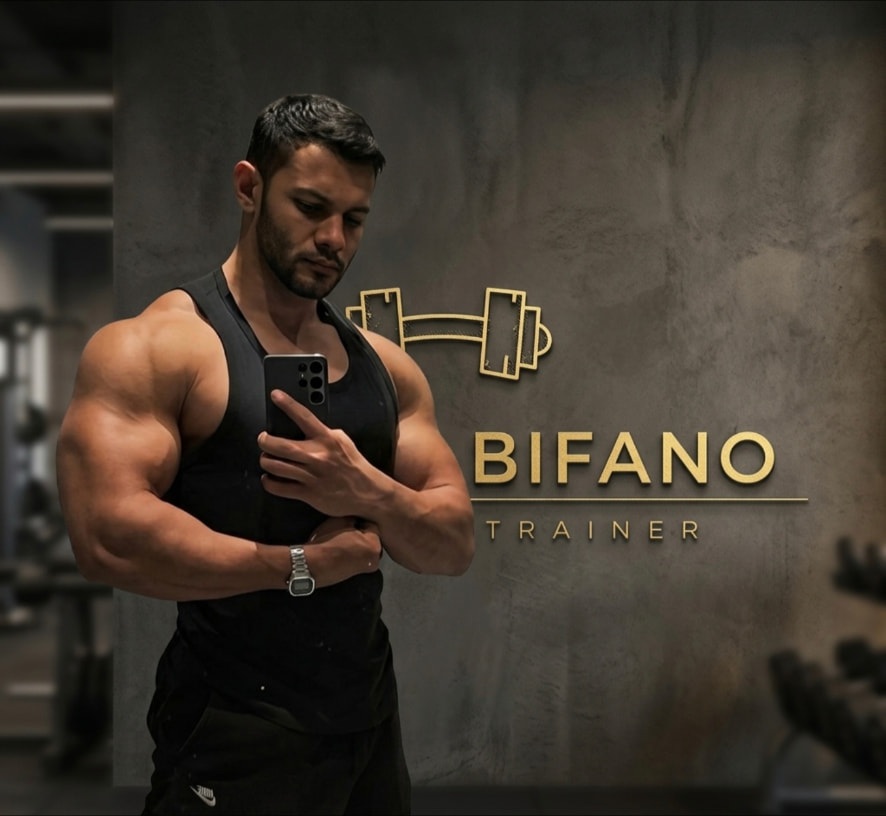 Samuel Bifano na academia com sua logo dourada ao fundo