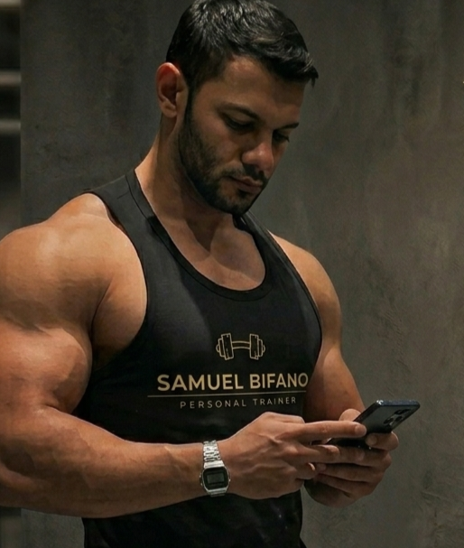 Samuel Bifano com sua camiseta de personal trainer na academia